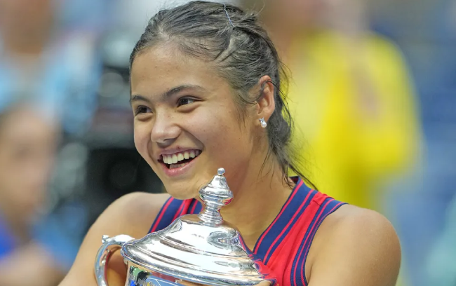 西班牙国奥门将阿尔瑙-特纳斯过安检时响警报，原来是金牌惹的祸