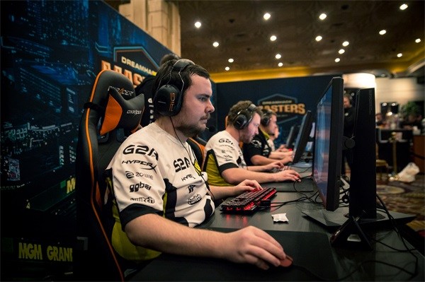 ATP年终总决赛小组赛次轮：阿尔卡拉斯、兹维列夫获胜中国新闻网.