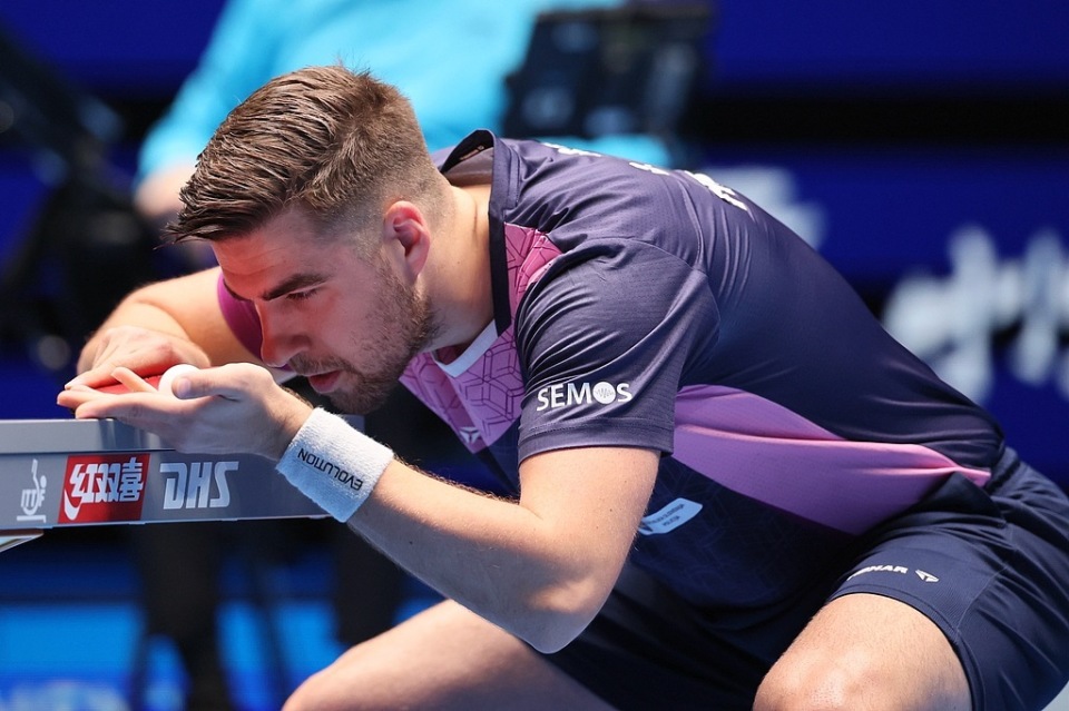 阿尔卡拉斯克服不适挫卢布列夫 获ATP总决赛首胜.